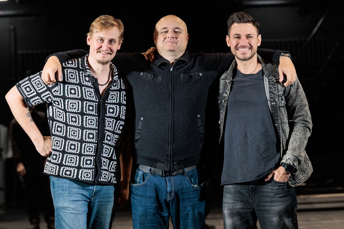  Atlikėjai: Ž. Galinis, Ž. Voronovas, R. Laureckis scenoje persikūnys į mielą herojų Šreką ir pakvies į smagią sceninę kelionę, kurioje visai šeimai bus progų susimąstyti, kas yra draugystė, meilė, pasiaukojimas. 