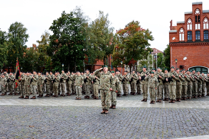 Vieningai: akompanuojant orkestrui, daugiau nei 500 brigados karių pirmą kartą atliko pėstininkų brigados „Žemaitija“ žygio dainą.