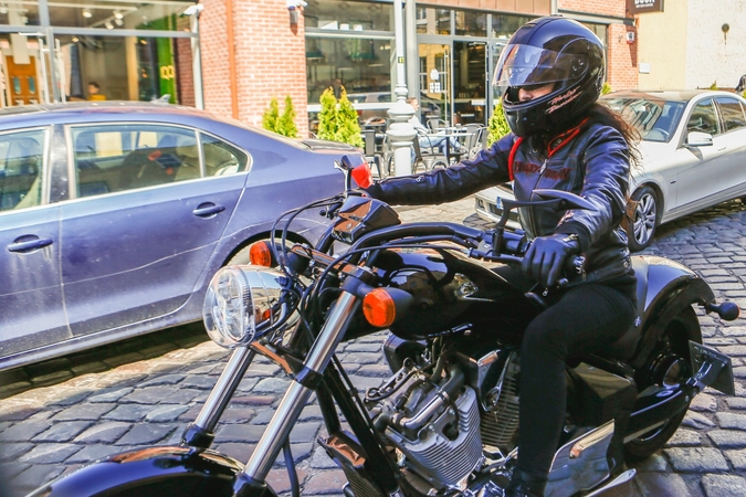 Situacija: motociklininkes persekiojęs automobilis vos nesukėlė avarijos, motociklininkės įtaria sąmoningą norą pakenkti.