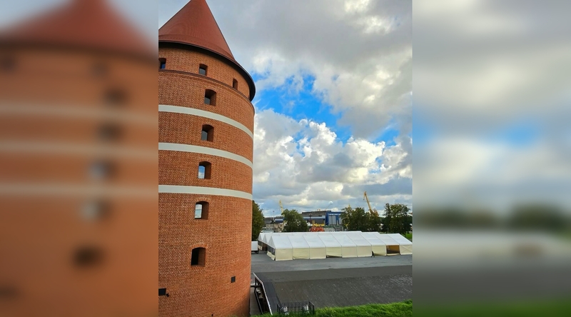 Pasiruošimas: piliavietėje jau matyti palapinės, skirtos artėjančiam festivaliui „Oktoberfestas“.