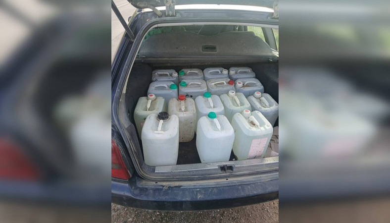 Automobilyje rastose talpose – naminės degtinės kvapas: policija pradėjo tyrimą