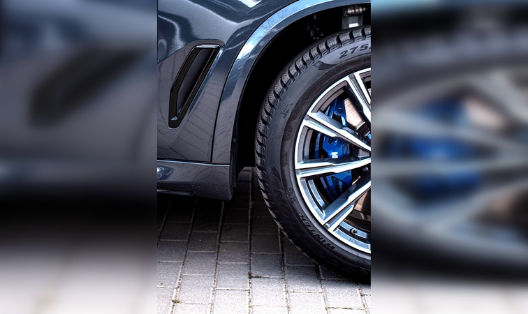 Kenkimas: Debreceno gatvėje vėl pjaustomos automobilių padangos – šį kartą vandalai darbavosi peiliu.