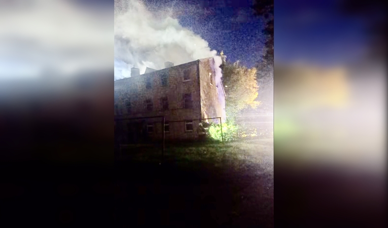 Užsiliepsnojo: Nemuno g. esančiame apleistame pastate kilo gaisras – per namo langus veržėsi tiršti dūmai.