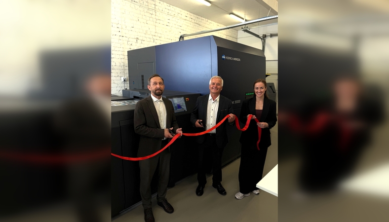 Naujas spaudos etapas oficialiai atidarytas – startuoja „AccurioJet 30000“. Nuotraukoje: S. Jokužio leidyklos-spaustuvės operacijų vadovas D. Undžys, „Konica Minolta Baltia“ spausdinimo sistemų pardavimų vadovas Raimundas Klyvis ir spausdinimo sistemų pro