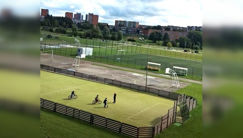 Žala: jaunuoliai futbolo aikštėje dviračiais ir paspirtuku suko ratus, po jų pasivažinėjimo žolės dangoje liko aiškiai matomos vėžės.