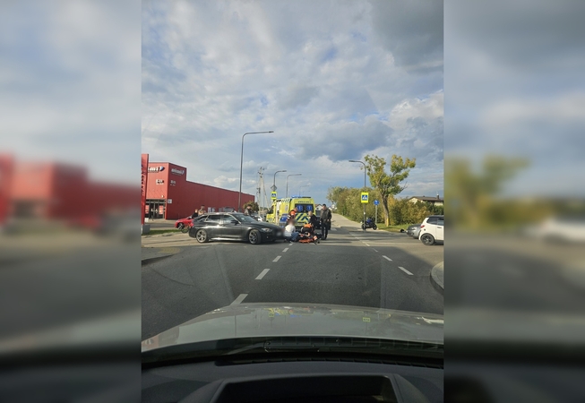 Romainiuose – BMW ir motociklo avarija: motociklininkė perduota į medikų rankas