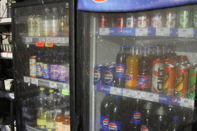 Vilniuje parduotuvėje peiliu sužalotas pirkėjas, užpuolikai pagrobė alkoholio