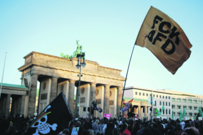 Kraštutinumai: po AfD pergalės Saksonijoje-Anhalte per Vokietiją nuilnijo protestų banga. Tačiau Berlyne, kur vyko nuotraukoje matoma akcija, daugiau nei bet kuri kita partija simpatijų pelno „Die Linke“. Jos šaknys VDR komunistinėje SED.