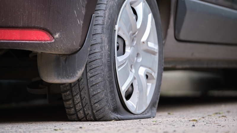 Pasidalijo perspėjimu: vandalai vėl nusitaikė į automobilius