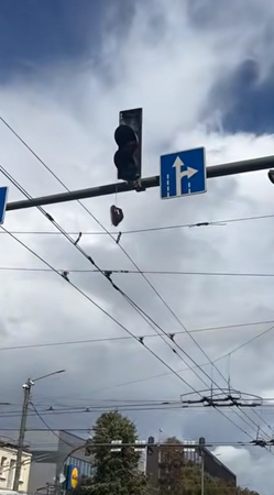 Stiprus vėjo gūsis nuplėšė raudoną šviesoforo sekciją