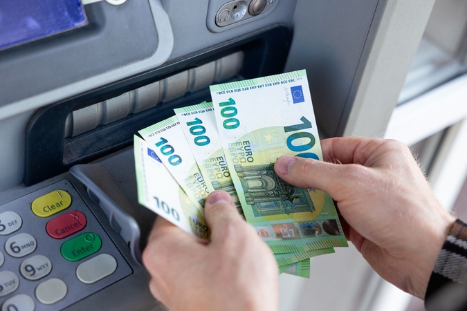 Radote paliktus pinigus bankomate? Specialistai pataria, ką daryti