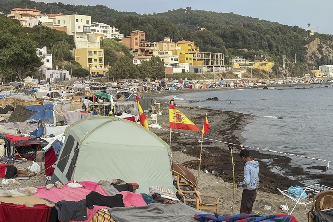 Ispanija nusprendė išslaptinti žvalgybos pranešimus apie migrantų antplūdį į Seutą