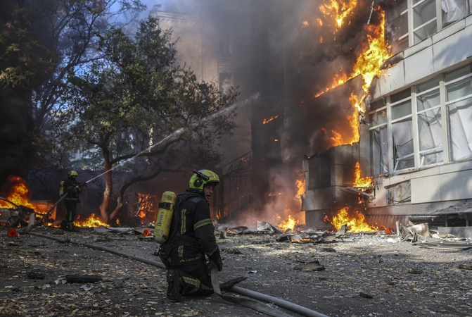 Rusijos sklendžiančių bombų smūgiai Sumų centre pražudė du žmones, tarp sužeistųjų – vaikai
