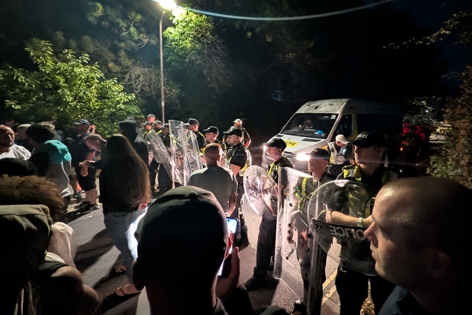 Prieš migrantus kovojantys demonstrantai Portsmute blokavo kelius