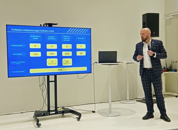 KAUTECH direktorius dr. P. Čepas Europos socialinio fondo agentūros posėdyje pristatė profesinio mokymo įstaigų viziją, akcentuodamas siekiamų infrastruktūros atnaujinimo pokyčių orientavimą regiono poreikiams.