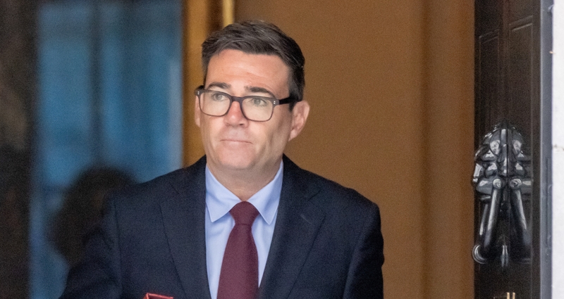 Mirus tėvui, JK premjeras Andy Burnhamas atšaukia suplanuotus susitikimus