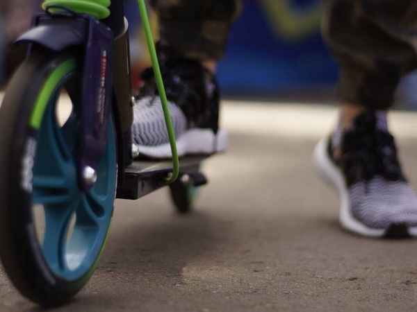 Kol vaikai skubėjo į mokyklas, gatvėmis važinėjo neblaivus paspirtuko vairuotojas