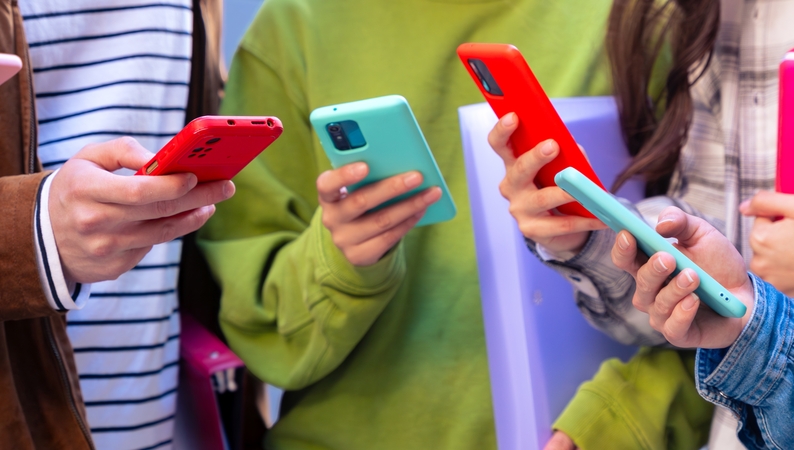 Lietuvoje svarstant 16 metų ribą socialiniams tinklams – žvilgsnis ir į europinius sprendimus
