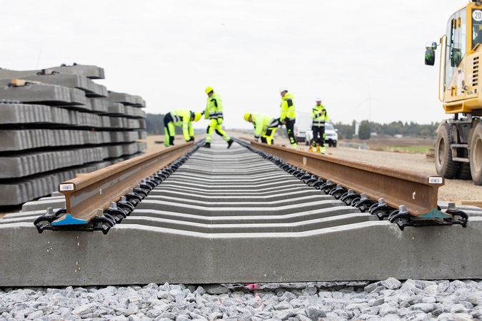 „Rail Baltica“ ruože Šveicarija–Žeimiai baigiami bėgių suvirinimo darbai