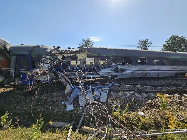 Baisi avarija Lenkijoje: keleivinis traukinys susidūrė su betonvežiu