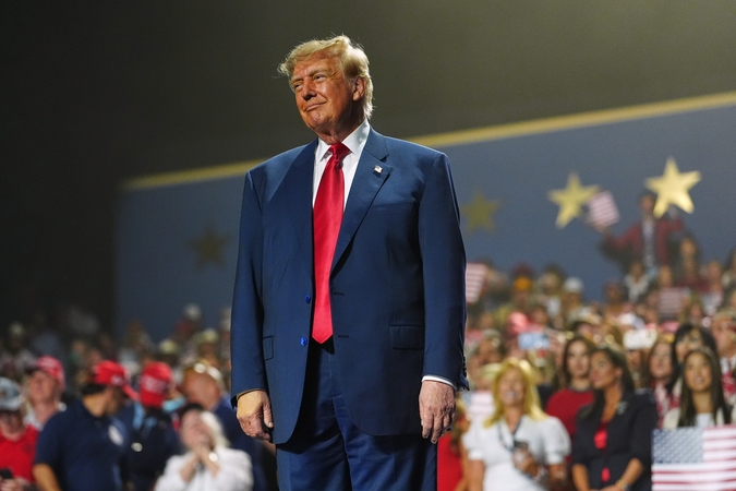 Trumpas žada apipilti amerikiečius pinigais: ką visa tai reiškia?