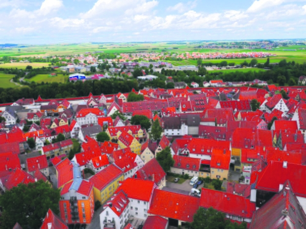 Turtas: brangakmenių dalelės Nordlingene plika akimi beveik nematomos, tačiau turistų susidomėjimo tai nemenkina.
