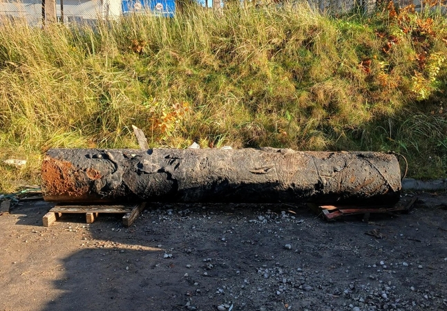 Valant Nerį Vilniuje iš upės ištrauktas apie toną sveriantis metalinis vamzdis