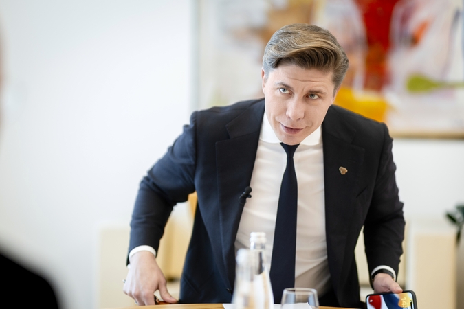 Trečia: M. Sin­ke­vi­čiaus Vy­riau­sy­bė pri­sta­tė šei­mos po­li­ti­kos pa­ke­tą, to­liau in­ves­tuo­ja į ša­lies sau­gu­mą, ta­čiau tęs­da­ma pirm­ta­kų dar­bus kar­tu pa­vel­di ir anks­tes­nes klai­das.