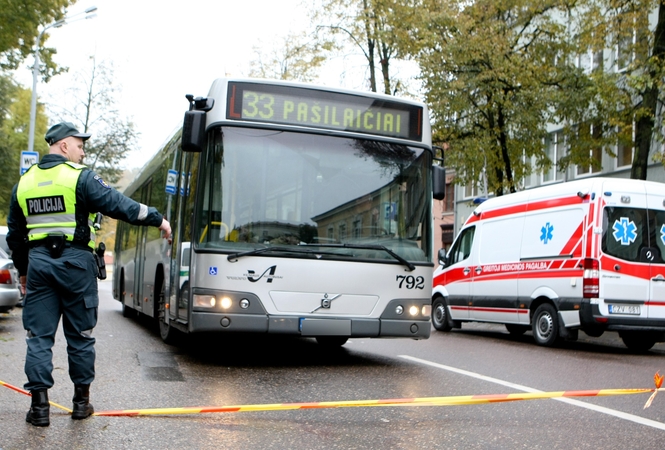 Tragedija sostinėje: autobuso durys sulaužė senjorei koją