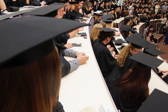 Siūlo griežtesnius reikalavimus į universitetus priimamiems užsieniečiams