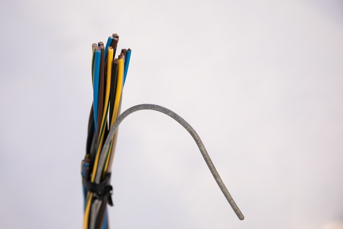Areštinėje vyras nuplėšė elektros laidus