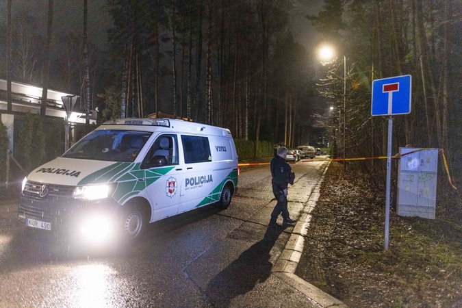 Naktį Vilniaus rajone automobilis rėžėsi į keturias tranporto priemones