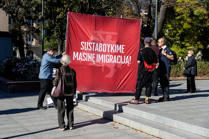 Vilniuje keli šimtai žmonių protestavo už ir prieš imigraciją, sulaikyti du asmenys