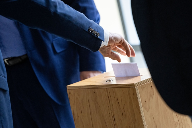 Savivaldos rinkimuose nori dalyvauti 18 partijų, 40 komitetų ir trys save išsikėlę kandidatai