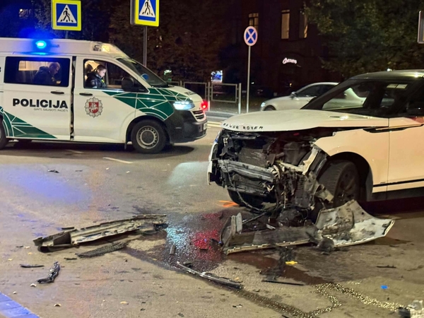 A. Juozapavičiaus prospekte susidūrė „Land Rover“ ir BMW: į Kauno klinikas išvežtas vyras