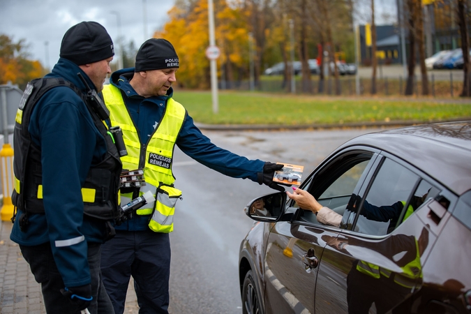 Kasdien keliuose – per 20 susidūrimų su žvėrimis: policija vairuotojams dalijo švilpukus