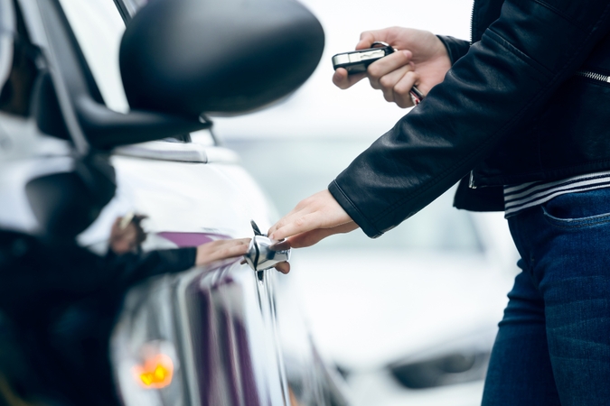 Iš Vokietijos automobilius pargabenusio ir lietuvius mulkinusio sukčiaus byla – jau teisme