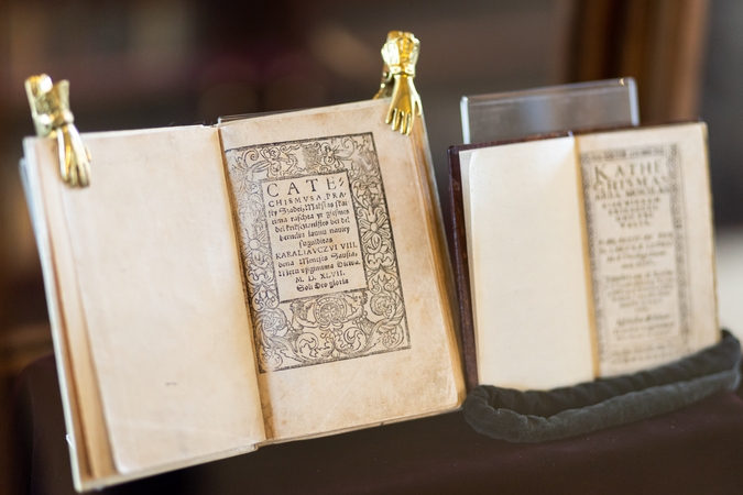1595 metais Lietuvoje išleista pirmoji lietuviška knyga – Mikalojaus Daukšos „Katekizmas“.