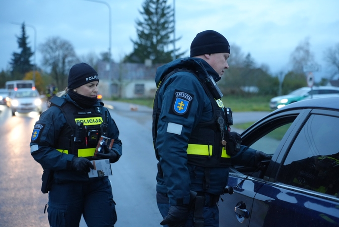 Policija siunčia žinią vairuotojams: po laikrodžių persukimo – daugiau rizikos keliuose