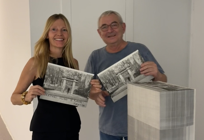 Projektas: parodos „Conociendo a George Maciunas“ atidarymo akimirka. Parodos kuratorė Vilma Dobilaitė ir Valensijos šiuolaikinio meno centro direktorius Emili Payà prie Julijos Račiūnaitės ir Ingos Navickaitės-Drąsutės kūrinio „LIPTI Į“.