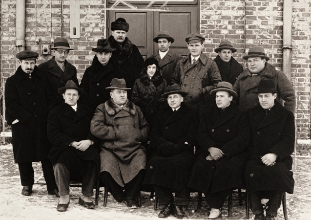 Akcinės bendrovės „I.B. Volfas-Engelman“ tarnautojai. Pirmos eilės centre Sulimas Volfas. Kaunas XX a. 4 dešimtmetis. 