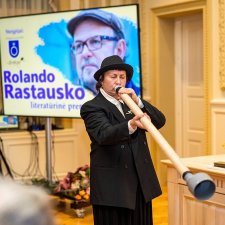 Akimirka: S. Simana svečių dėmesį patraukė muzikuodama neįprastu pučiamuoju instrumentu.