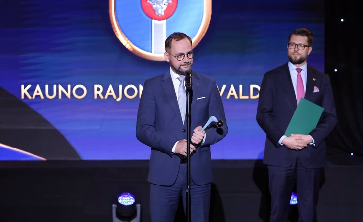 Apdovanojimas: „Auksinę krivūlę“ įteikė energetikos ministras Lukas Savickas (dešinėje), ją savivaldybės vardu atsiėmė vicemeras L. Dilys.