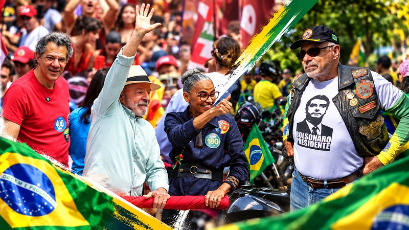 Brazilija renka prezidentą: Lulai iššūkį meta Bolsonaro sūnus