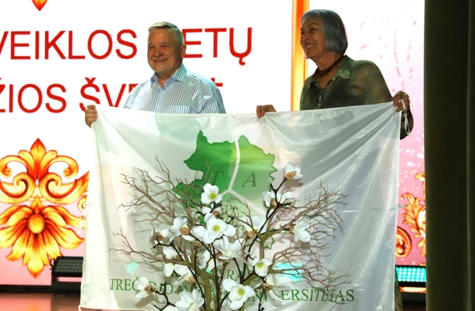 Ceremonija: šventės pradžioje fakultetų atstovai į sceną žengė nešini universiteto vėliavomis.