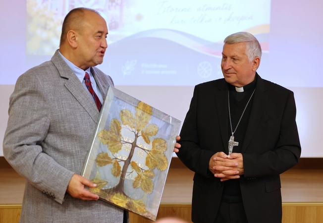 Dovana: Garliavos J. Lukšos gimnazijos direktorius V. Vitkauskas (kairėje) įteikė paveikslą Vilkaviškio vyskupui R. Norvilai.