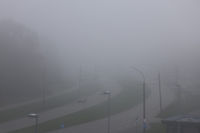 Kaunas vėl skendi rūke: nukelti skrydžiai, sudėtinga vairuoti