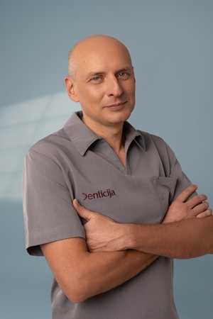 Odontologijos klinikos „Denticija“ gydytojas burnos chirurgas G. Jankauskas sako, kad protezavimui reikalingas implantų skaičius priklauso nuo žandikaulio kaulo būklės, planuojamo protezo dydžio, kramtymo apkrovos ir kitų aplinkybių.