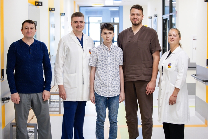 Nikita su gydytojais ir tėčiu