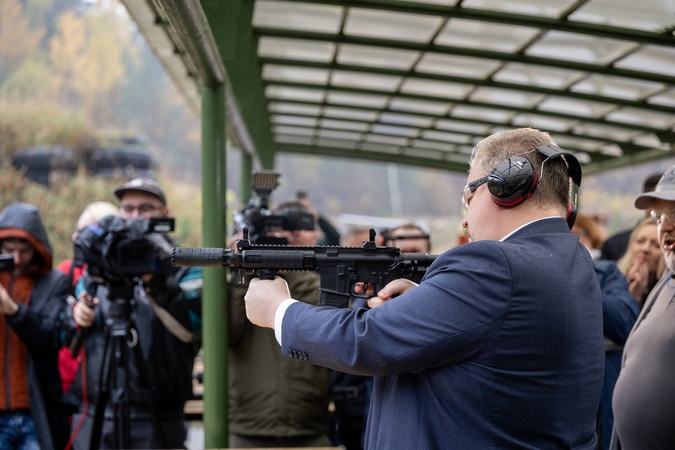 Pristatyti Lietuvoje surinkti ginklai: tai paspartins tiekimą šalies kariams